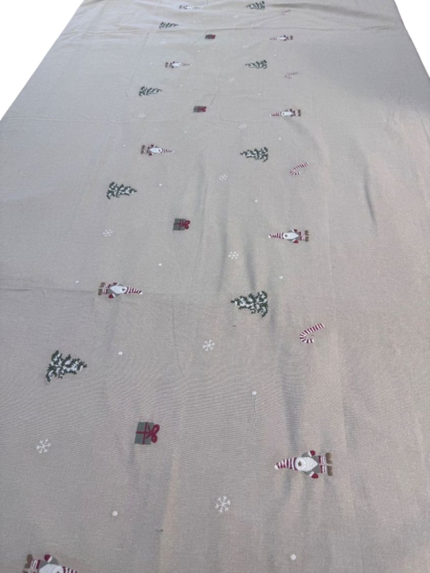Juledug med broderet mønster genbrugsbomuld 140x270 cm