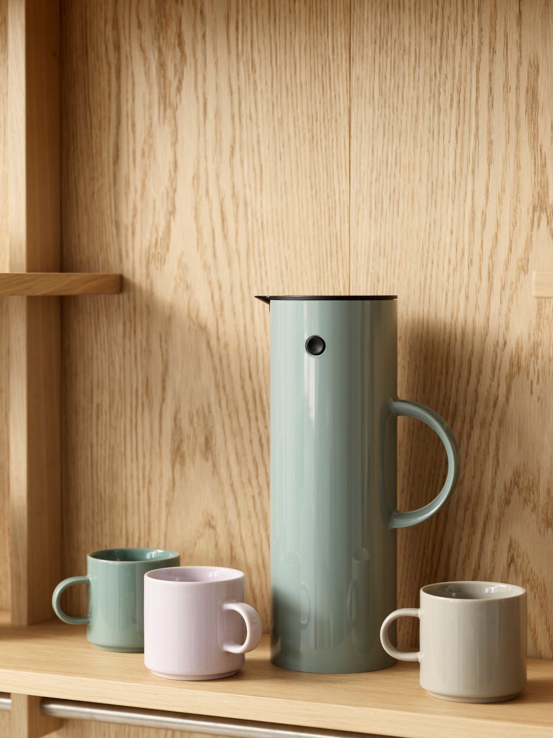 Stelton_1142_1142-1_1142-2_919_Stelton_mug_lavender_light_grey_dusty_green_EM77_vacuum_jug_1L_dusty_green_P_Lifestyle
