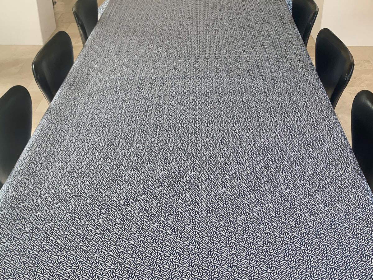 Textil voksdug Blad marineblå og hvid B140 cm sælges pr cm Antiskrid