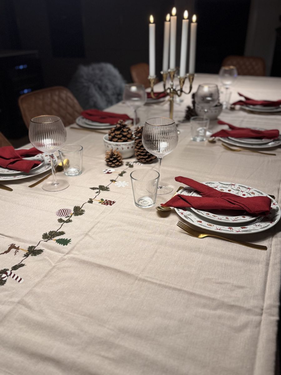 Juledug med print i sandfarvet bomuld 140x220 cm.