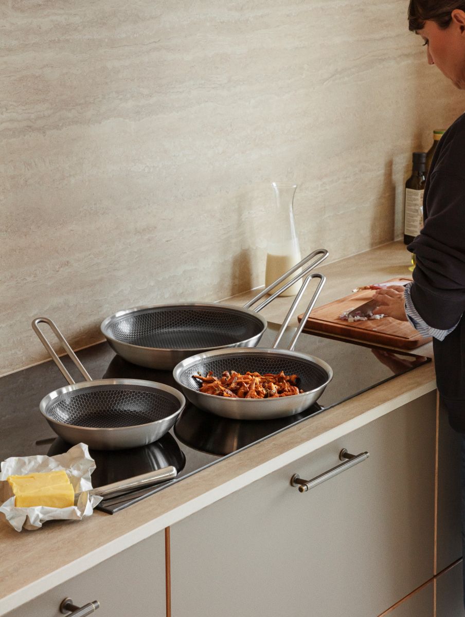 Eva Trio Multi Mosaic Stegepande med keramisk slip-let belægning 20 cm.