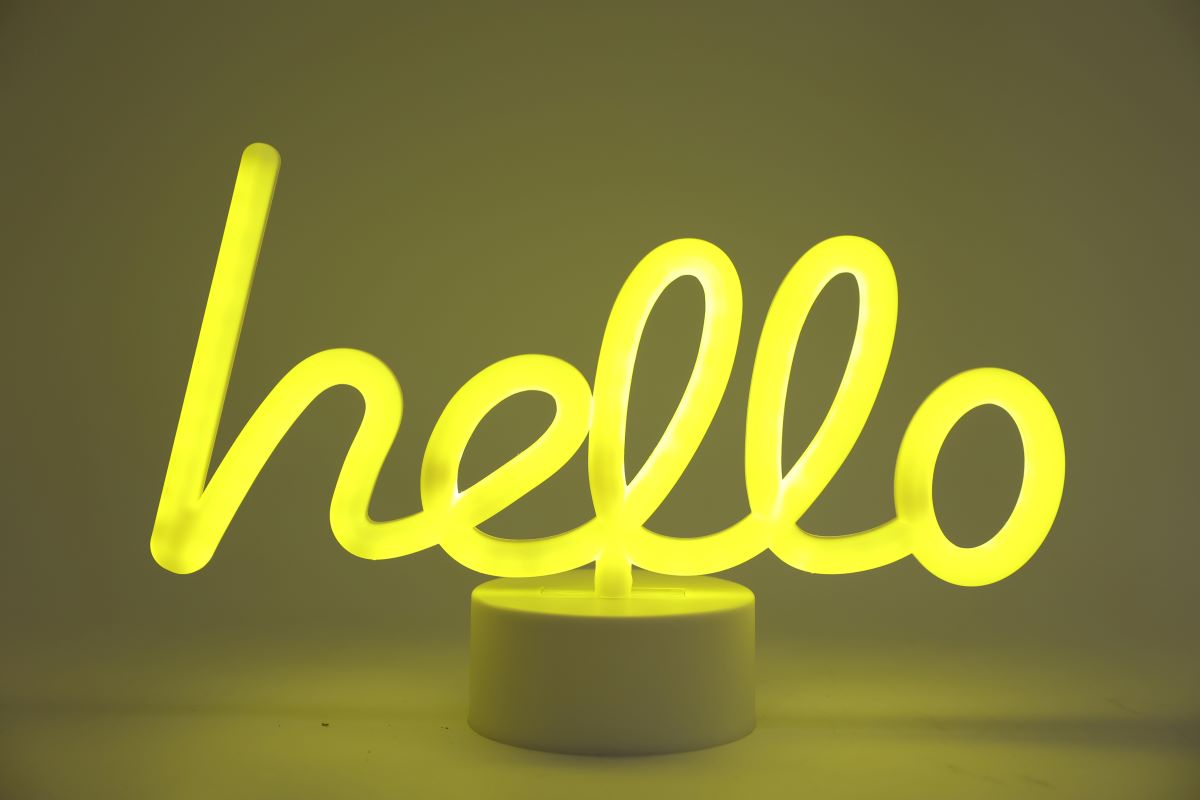 Neonskilt Hello på fod