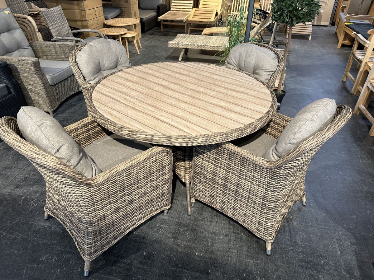 Havemøbelsæt - Fanø bord Ø 135 cm. og 4 Fanø stole Inkl. hynder. Artwood og polyrattan