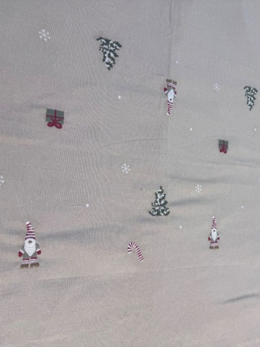 Juledug med broderet mønster genbrugsbomuld 140x320 cm.